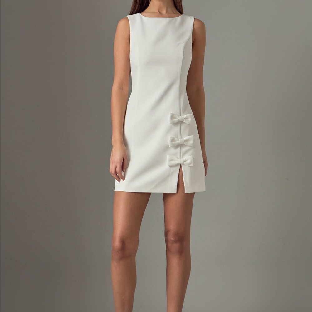 Elegant White Sleeveless Dress